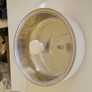 Pampered Chef 2.5 qt. Insulated Serving Bowl.